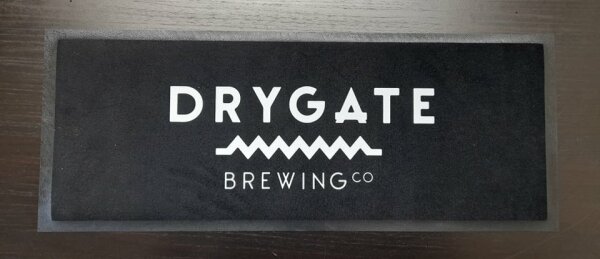 Drygate - Bar Runner - Schwarz mit Logo